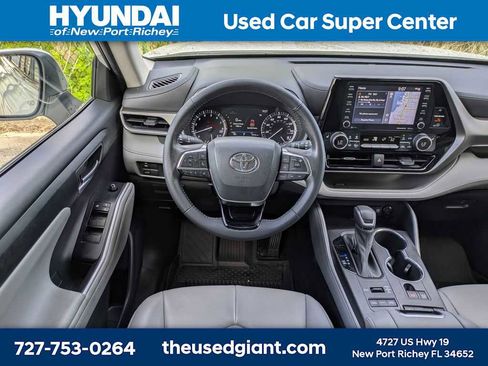 Used 2021 Toyota Highlander XLE AWD/4WD image 23
