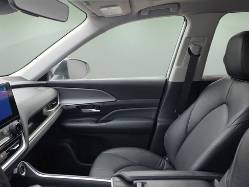 Used 2024 Toyota Grand Highlander XLE image 13