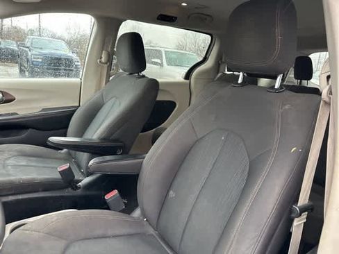 Used 2017 Chrysler Pacifica Touring w/ Tire & Wheel Group image 4