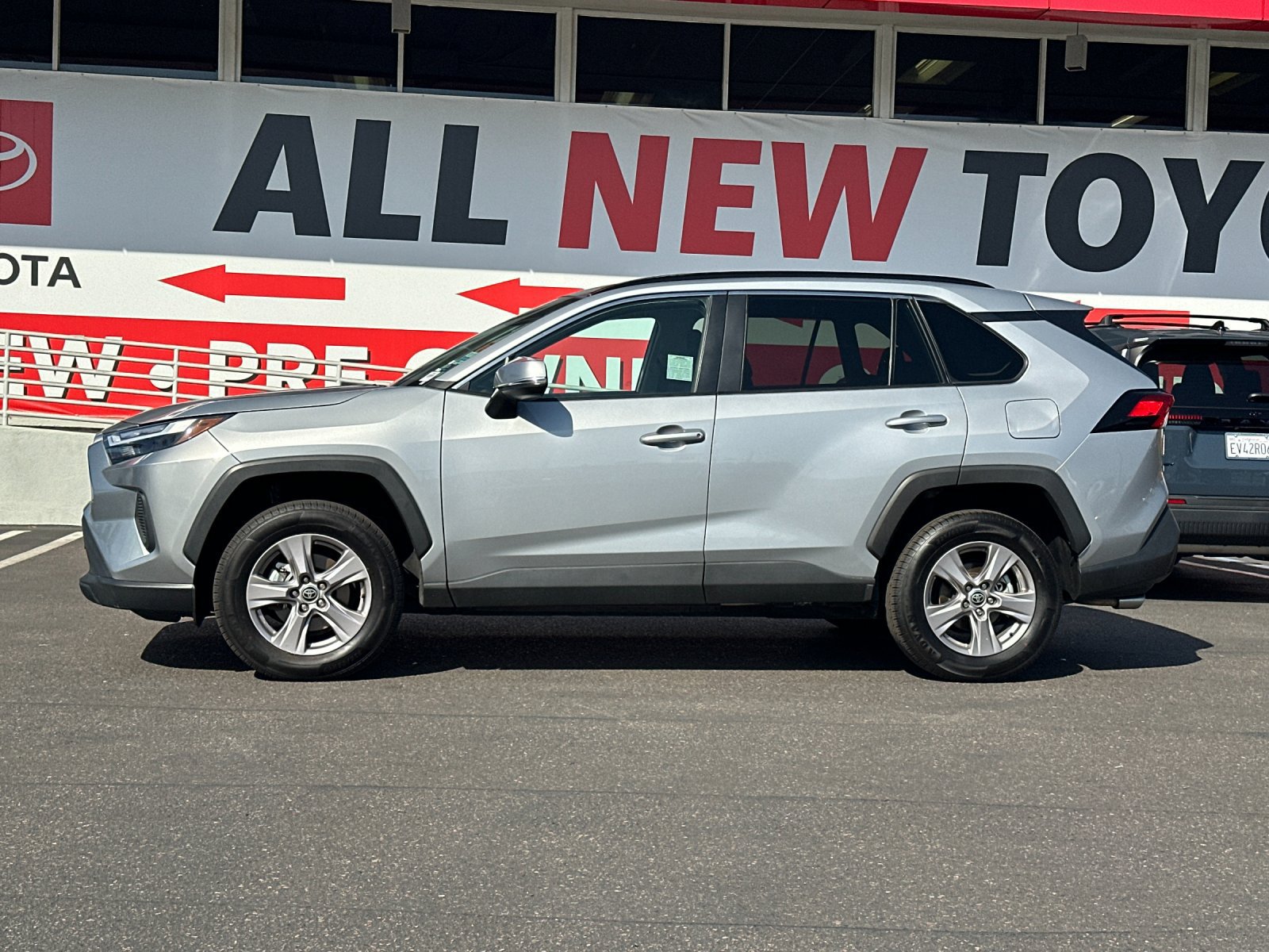 Used 2025 Toyota RAV4 XLE AWD/4WD image 2
