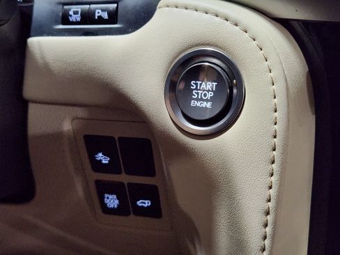 Used 2021 Lexus LX 570 4WD w/ Luxury Package image 40