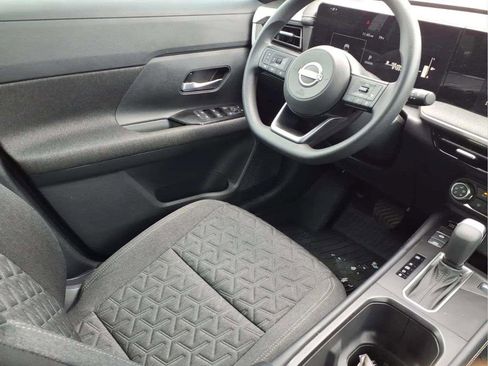 Used 2025 Nissan Kicks SV AWD/4WD image 9