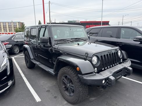 Used 2017 Jeep Wrangler Unlimited Sahara AWD/4WD image 5