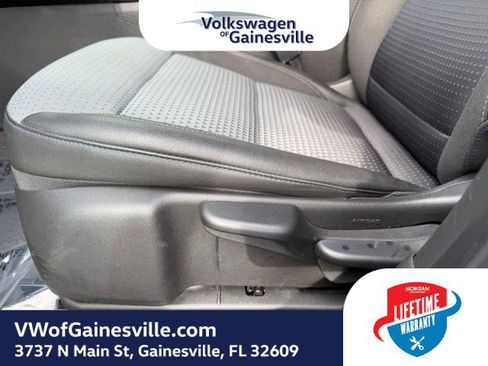 Used 2025 Chevrolet Trax LT w/ LT Convenience Package FWD image 17