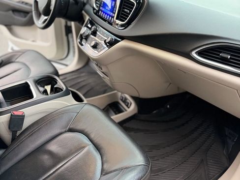 Used 2017 Chrysler Pacifica Touring-L Plus w/ Advanced Safetytec Group image 15