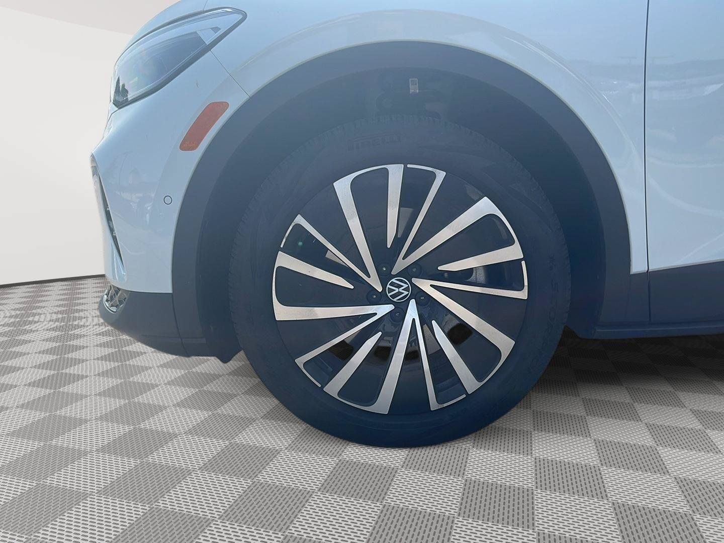 Certified 2025 Volkswagen ID.4 Pro AWD/4WD image 10