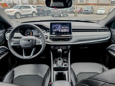 Used 2024 Jeep Compass Latitude image 32