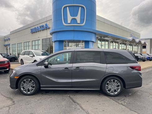 New 2026 Honda Odyssey Touring image 9
