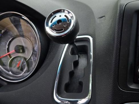 Used 2014 Chrysler Town & Country Touring image 13