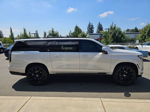 Used 2025 Cadillac Escalade ESV Sport Platinum w/ LPO, ONYX Package AWD/4WD image 6