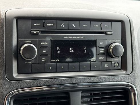 Used 2016 Dodge Grand Caravan SE image 28