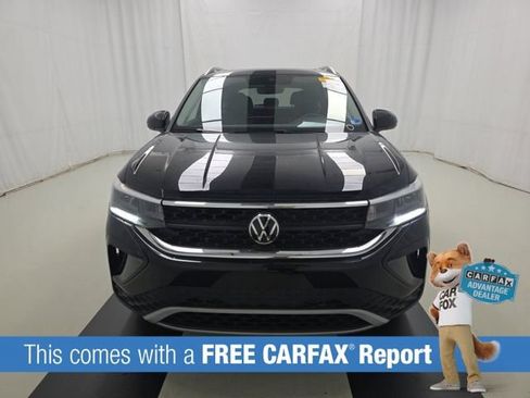 Used 2024 Volkswagen Taos SE w/ Panoramic Sunroof Package AWD/4WD image 2
