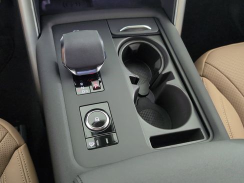 Used 2025 Land Rover Discovery Dynamic SE image 25