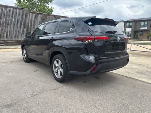 Used 2024 Toyota Highlander LE image 3