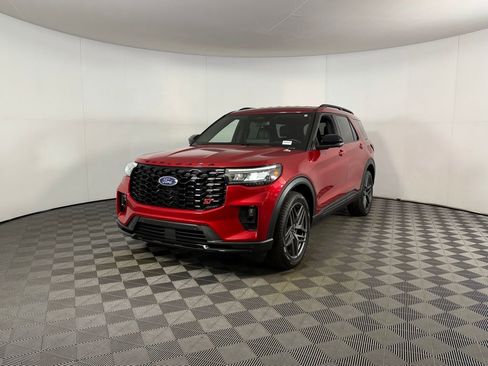 Used 2025 Ford Explorer ST image 3