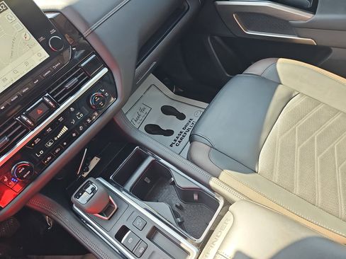 Used 2024 Nissan Pathfinder Platinum w/ Cargo Package image 27