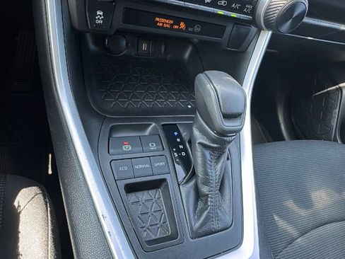 Used 2021 Toyota RAV4 LE FWD image 27