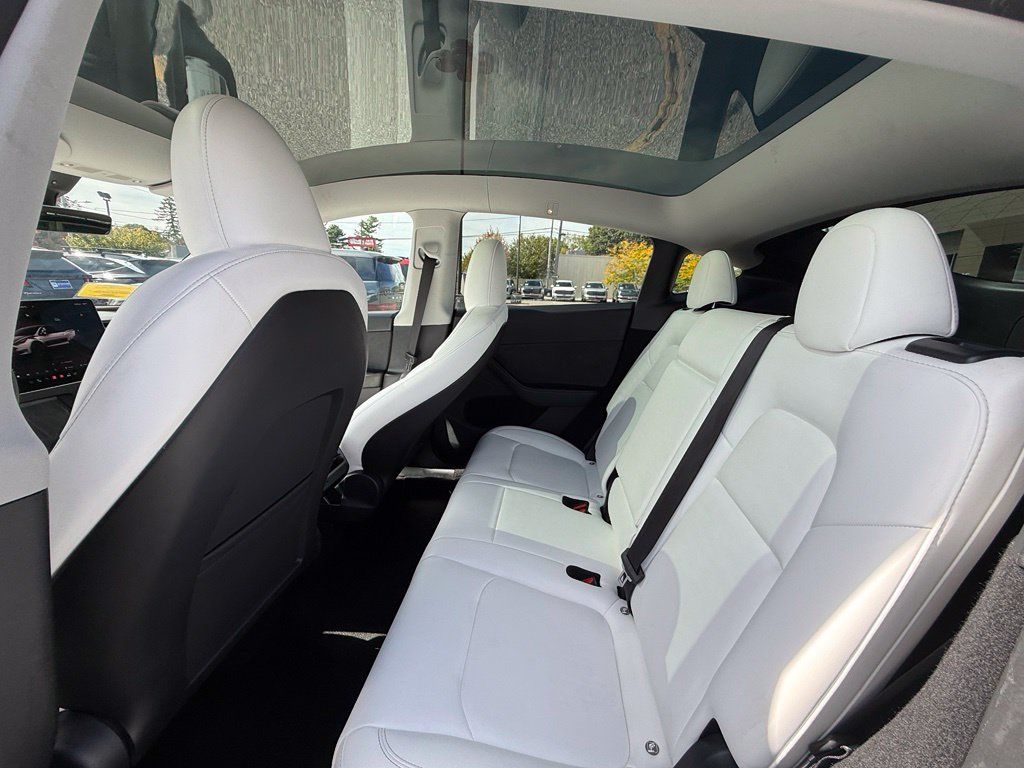 Used 2024 Tesla Model Y Long Range AWD/4WD image 15