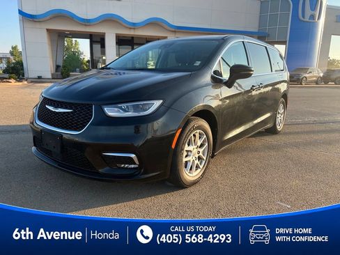 Used 2023 Chrysler Pacifica Touring-L FWD image 1