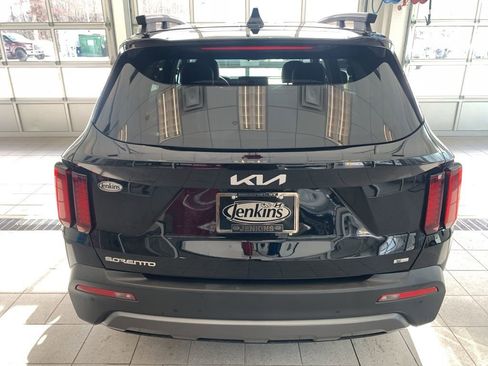Used 2023 Kia Sorento S image 16