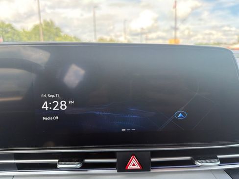 Used 2025 Hyundai Elantra Limited FWD image 18