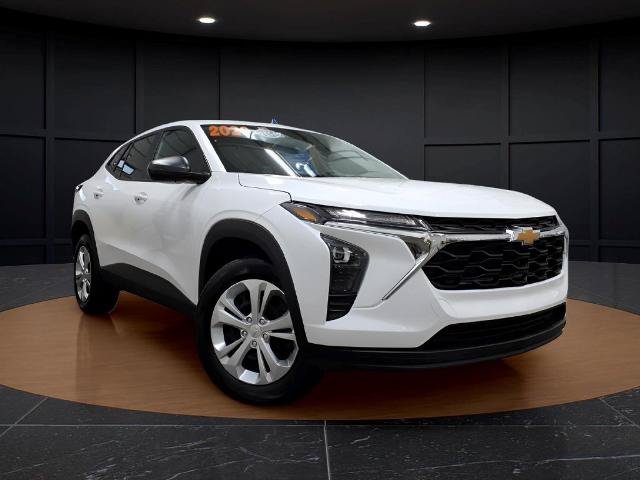 Used 2026 Chevrolet Trax LS FWD image 1