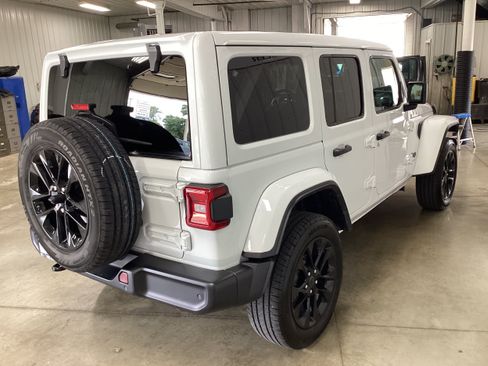 Used 2025 Jeep Wrangler Unlimited Sahara w/ Safety Group AWD/4WD image 6