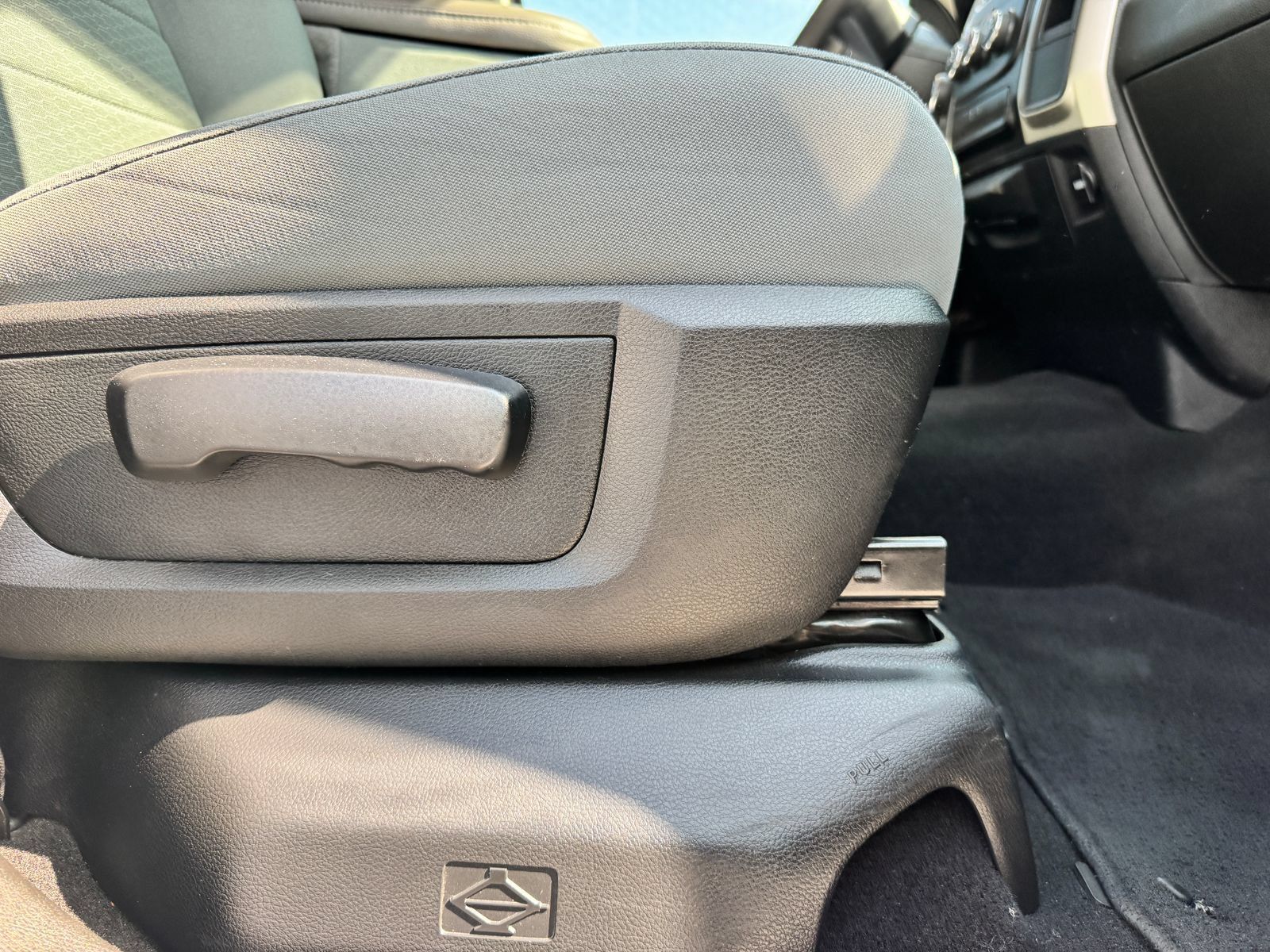 Used 2018 RAM 1500 Classic SLT AWD/4WD image 29