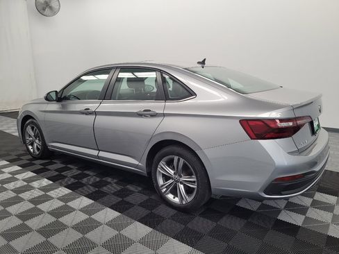 Used 2024 Volkswagen Jetta SE FWD image 3