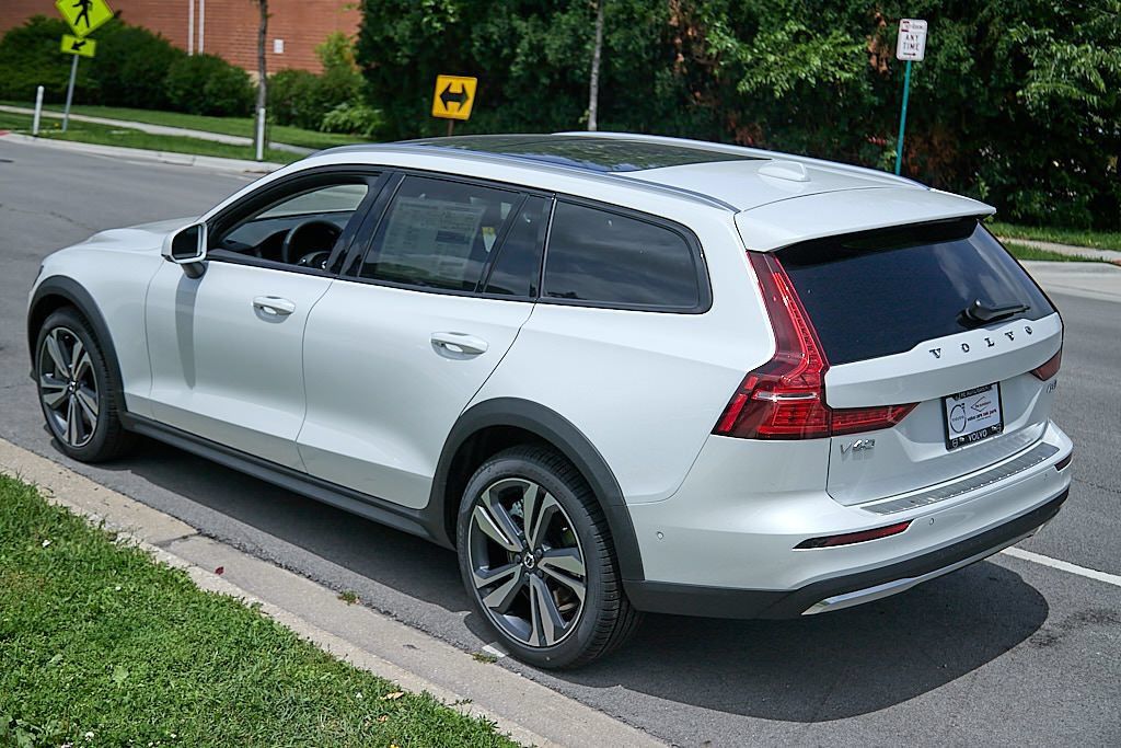New 2026 Volvo V60 B5 Cross Country Plus w/ Climate Package AWD/4WD image 7