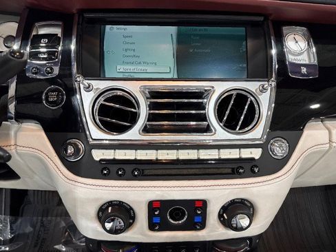 Used 2017 Rolls-Royce Dawn image 19