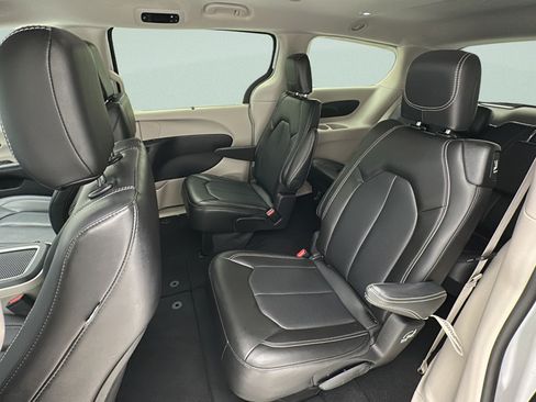 Used 2024 Chrysler Pacifica Touring-L FWD image 9