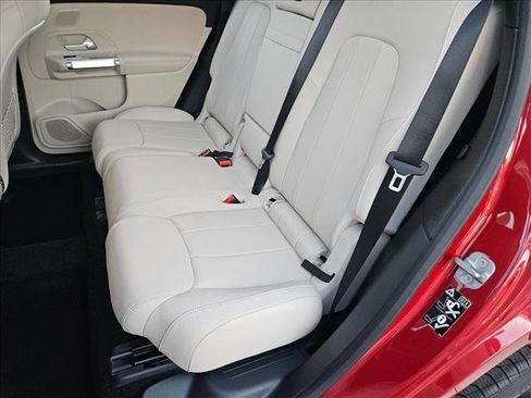 Used 2025 Mercedes-Benz GLB 250 4MATIC image 18