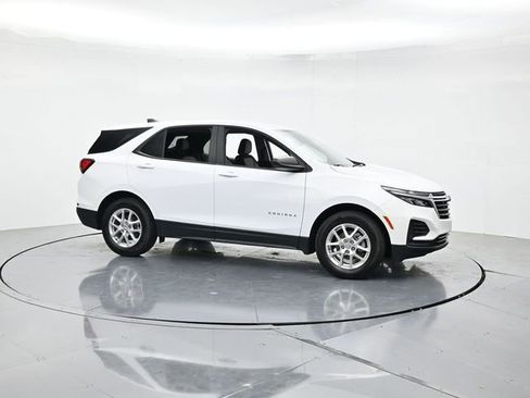 Used 2024 Chevrolet Equinox LS w/ LS Convenience Package FWD image 3