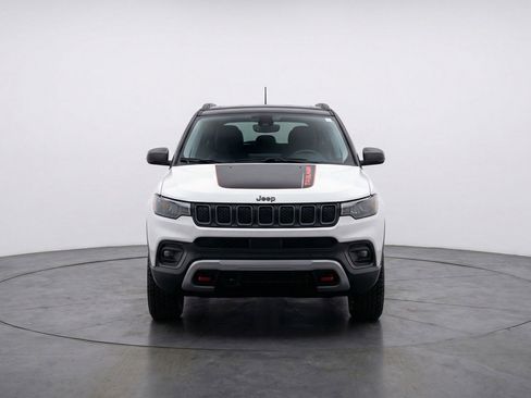 Used 2025 Jeep Compass Trailhawk image 1
