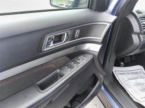 Used 2018 Ford Explorer XLT w/ Equipment Group 202A FWD image 15