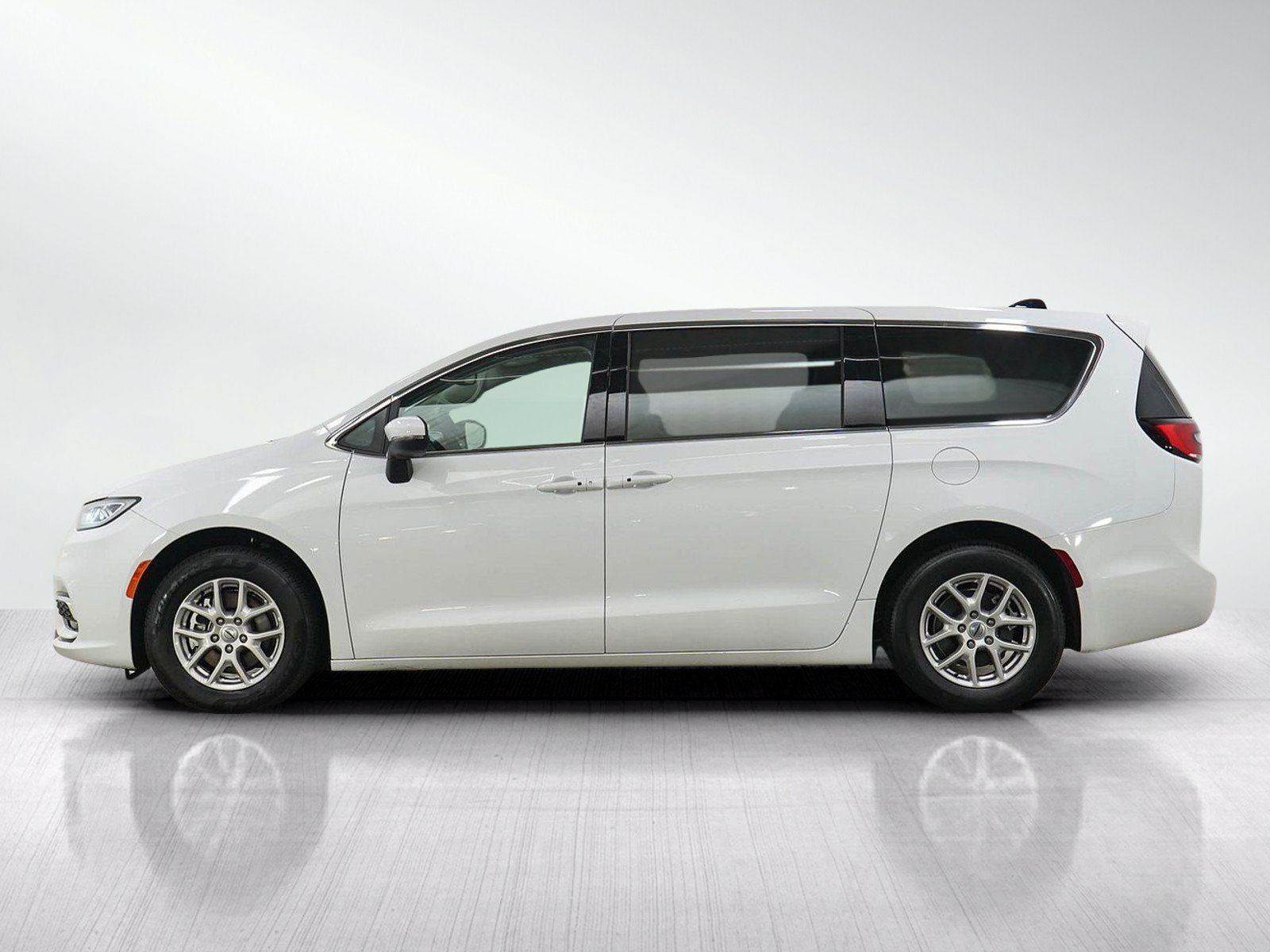 Used 2023 Chrysler Pacifica Touring-L FWD image 2