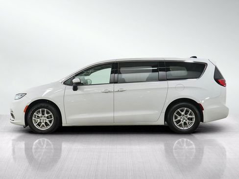 Used 2023 Chrysler Pacifica Touring-L FWD image 2