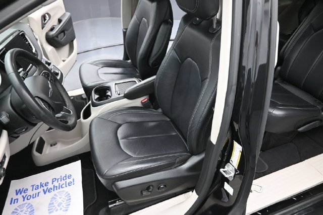 Used 2022 Chrysler Pacifica Touring-L FWD image 19