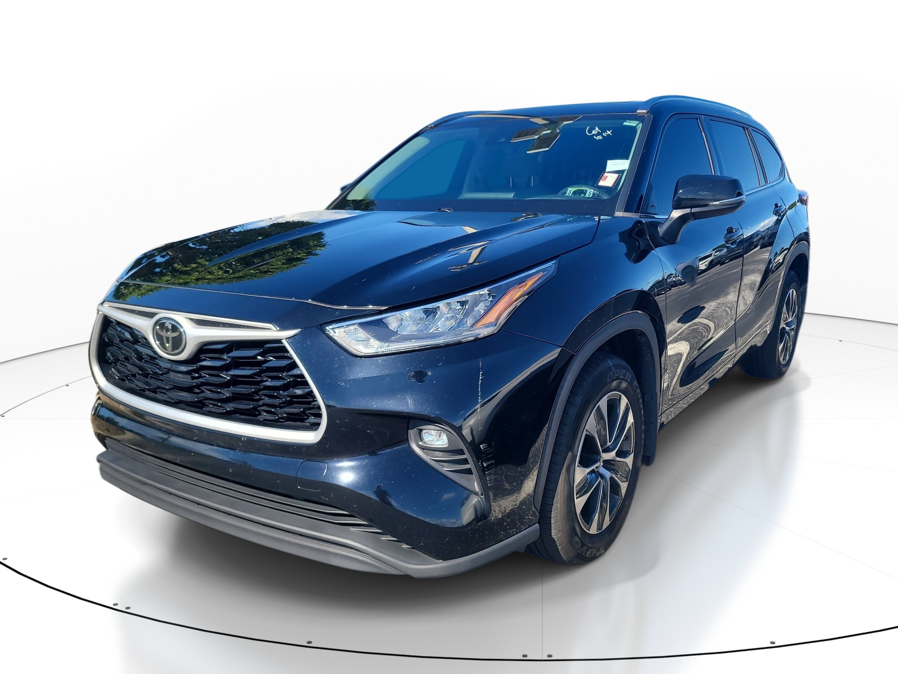 Used 2020 Toyota Highlander XLE AWD/4WD image 3