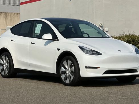 Used 2023 Tesla Model Y Long Range AWD/4WD image 5