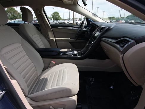 Used 2018 Ford Fusion SE w/ Fusion SE Technology Package FWD image 8