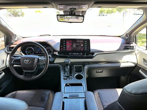 Used 2021 Toyota Sienna Platinum FWD image 34