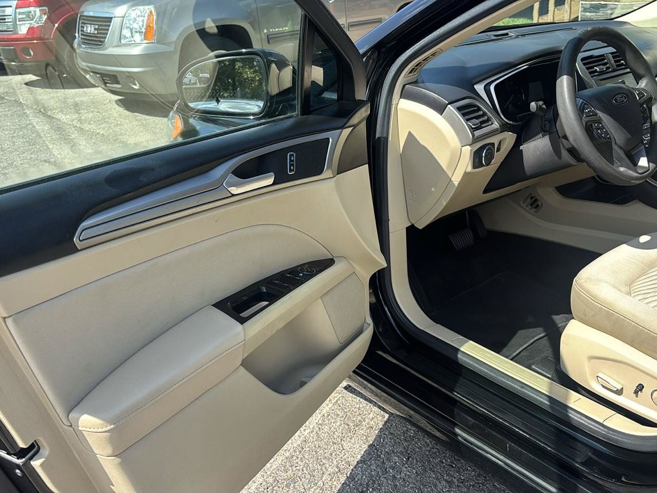 Used 2016 Ford Fusion SE FWD image 9