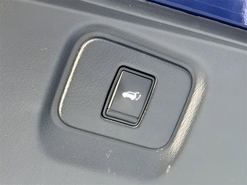 Used 2020 Nissan Pathfinder Platinum image 25