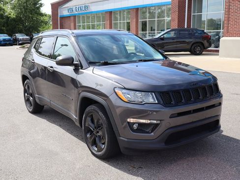 Used 2018 Jeep Compass Latitude w/ Popular Equipment Group FWD image 4