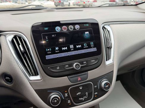 Used 2017 Chevrolet Malibu LT image 22