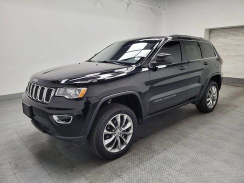 Used 2019 Jeep Grand Cherokee Laredo image 2