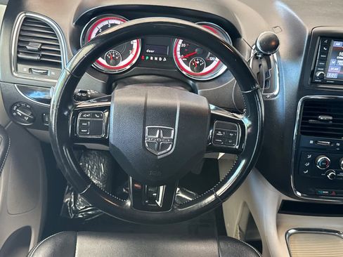 Used 2019 Dodge Grand Caravan SXT FWD image 14