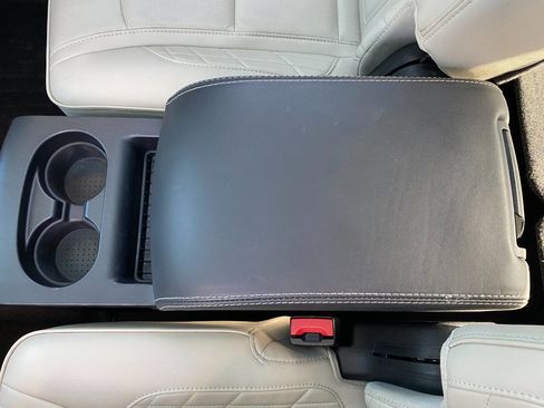 Used 2016 Ford Explorer Platinum image 28